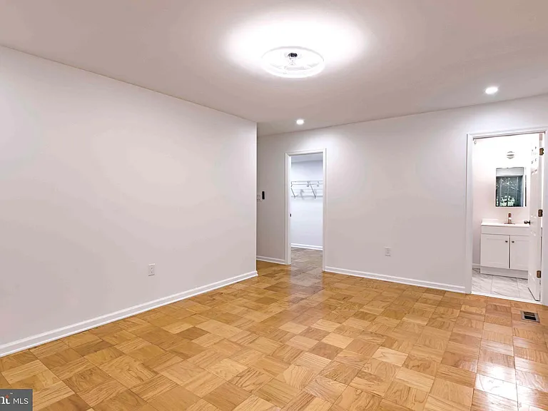 1 Stonehenge Cir #2 — Photo 44