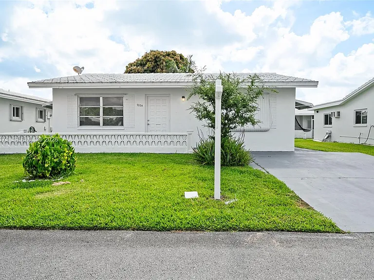 7004 NW 67th Ave — Photo 1