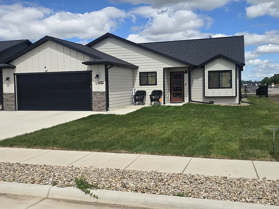 652 Eagle Ct