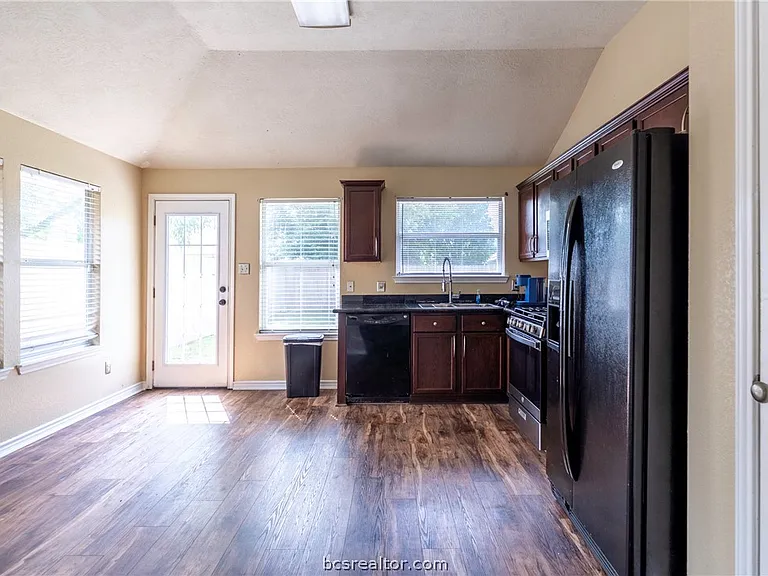 928 Crested Point Dr — Photo 8