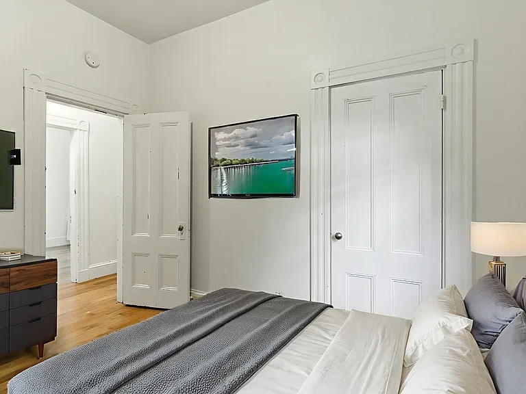 647 E 3rd St #1 — Photo 4