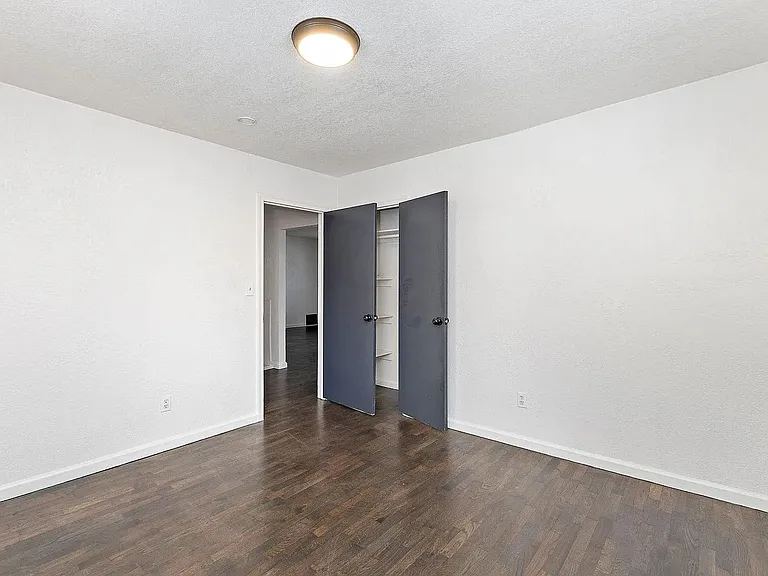 5400 NE 49th St — Photo 12