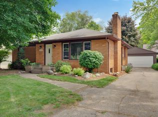 1004 Westmoor Dr NW, Grand Rapids, MI 49504