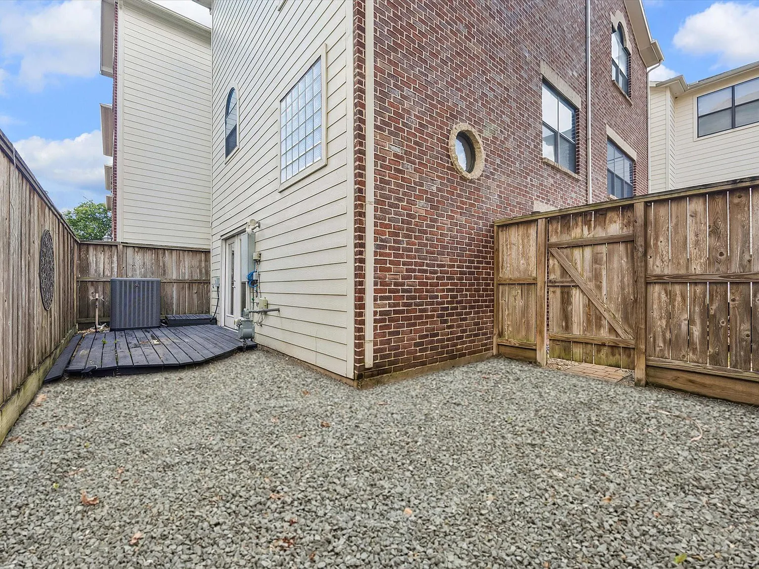 3 bed, 2.5 bath, 2234 sqft, $3,000 — Photo 2