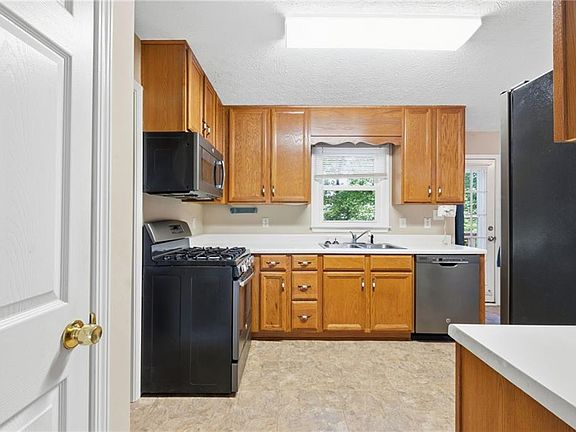 2nd image of 131 Maplewood Cv