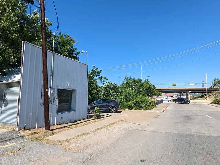 701 W Houston St — Photo 11