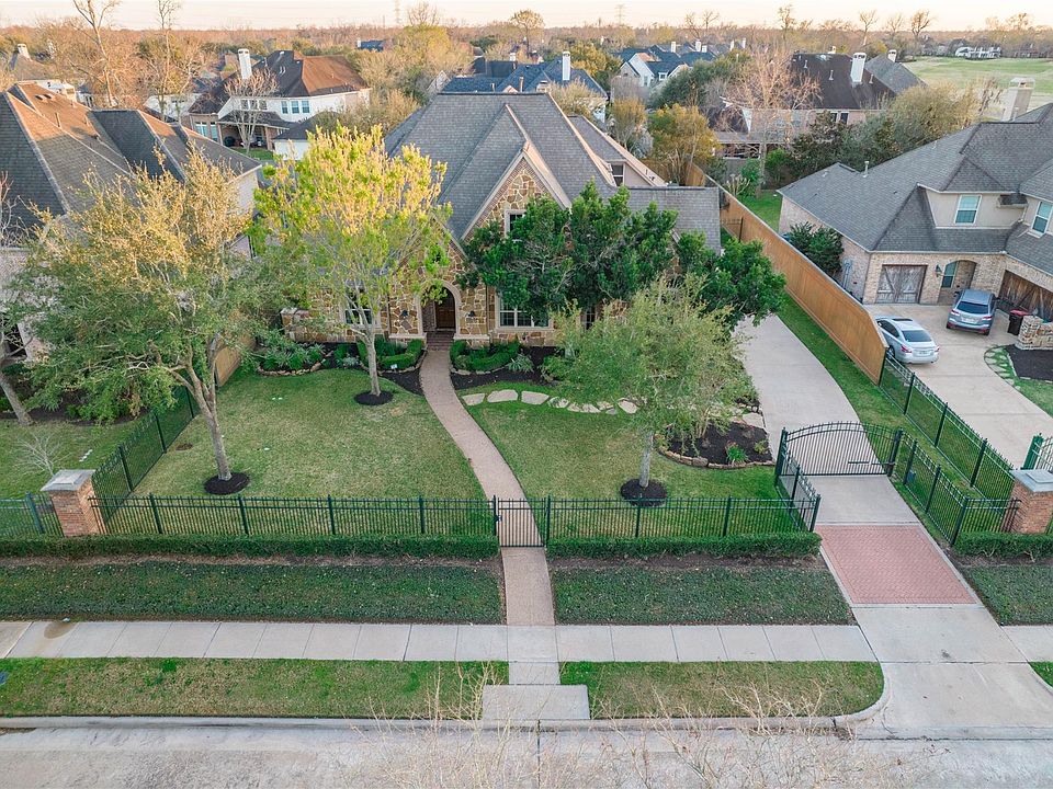 1st image of 14 Waters Lake Blvd