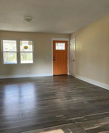 3rd image of 75 Hillcrest Cir