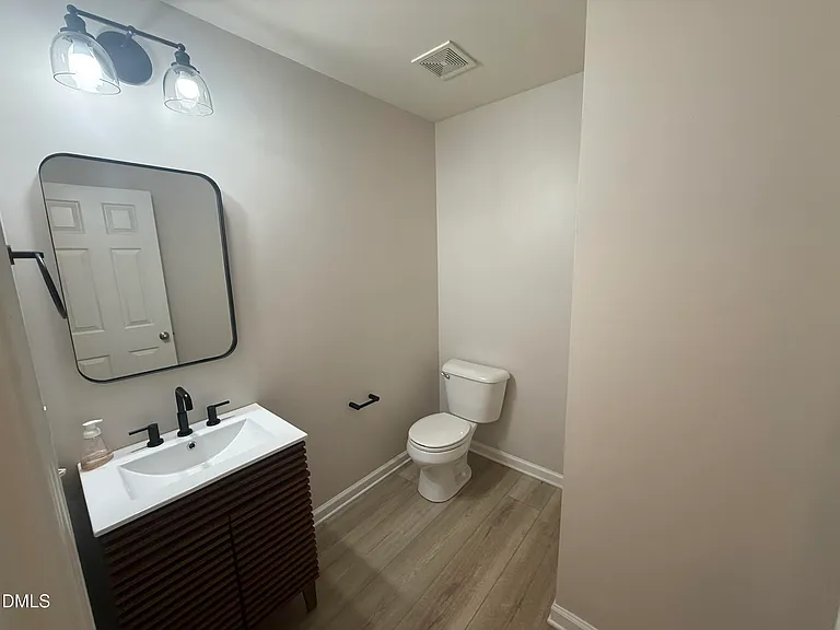 220 Milpass Dr — Photo 9