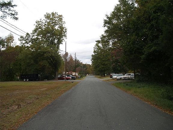 3rd image of 2 Pinecroft Dr