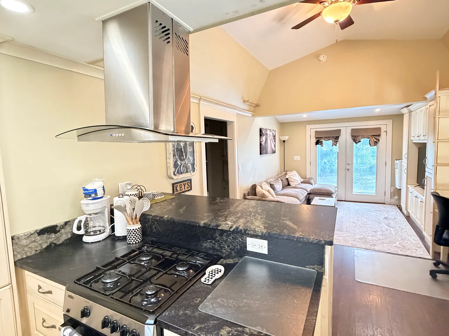 1 bed, $2,300 — Photo 2