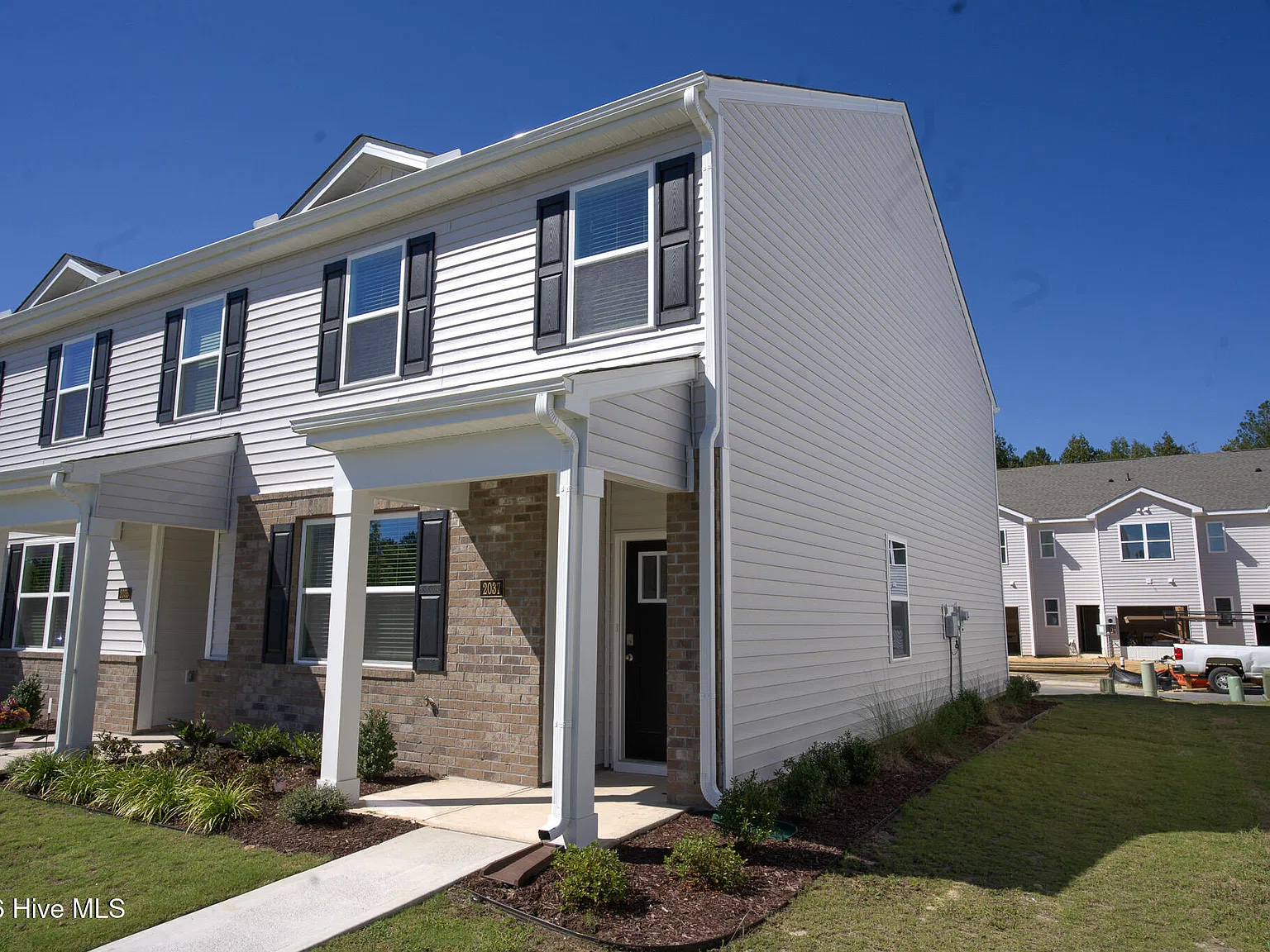 3 bed, 2.5 bath, 1418 sqft, $1,900 — Photo 2