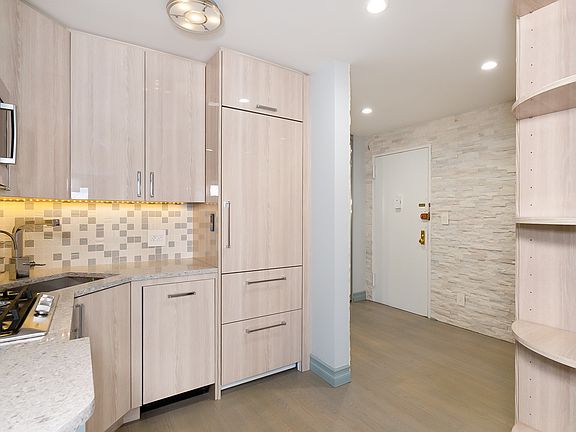 4th image of 160 E 27th St APT 5B