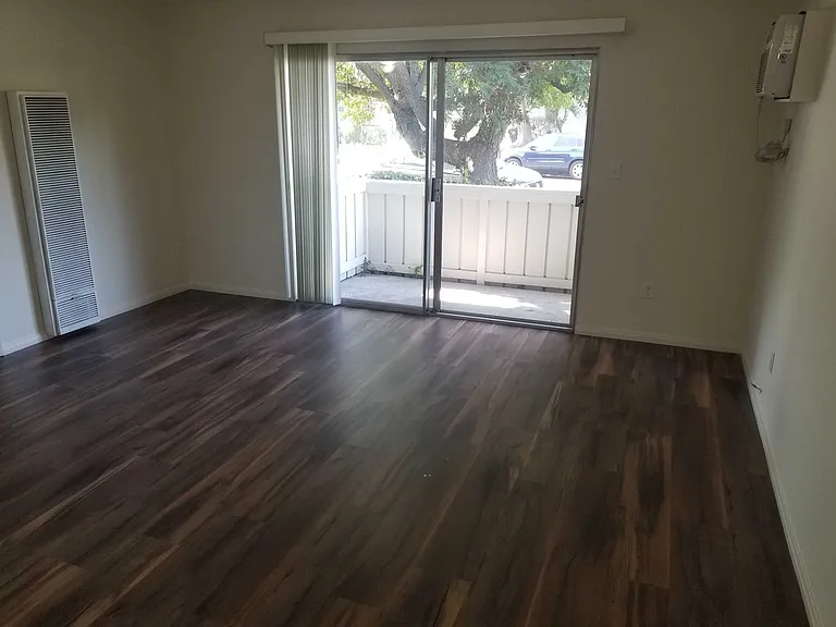 Mammoth Ave — Photo 15