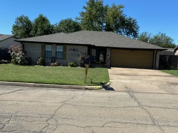 827 Holmes Ave, Cushing, OK 74023
