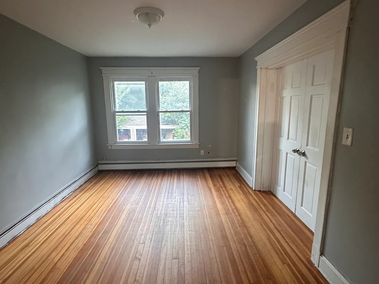 3 bed, 1000 sqft, $2,400 — Photo 2