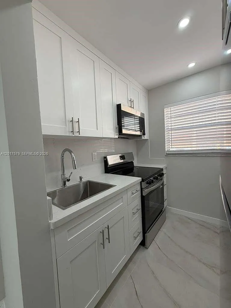 Building Photo - 932 NW 5th St #3