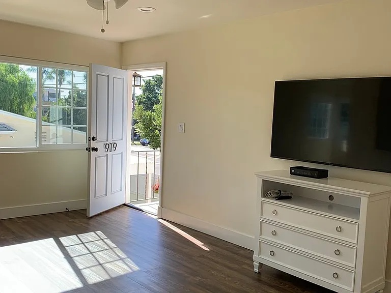 472 D Ave — Photo 2