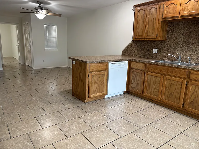 1523 Oasis Ave — Photo 2