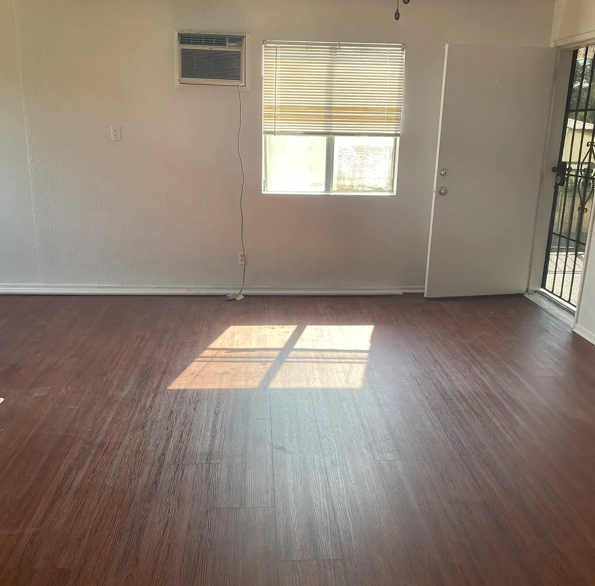 2 bed, 800 sqft, $2,200 — Photo 2