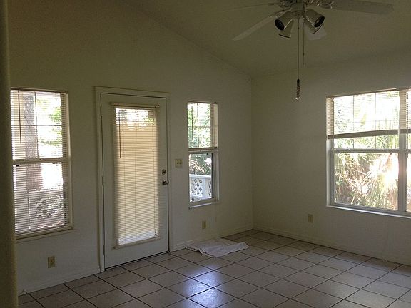 living room 14.5'x14.5'