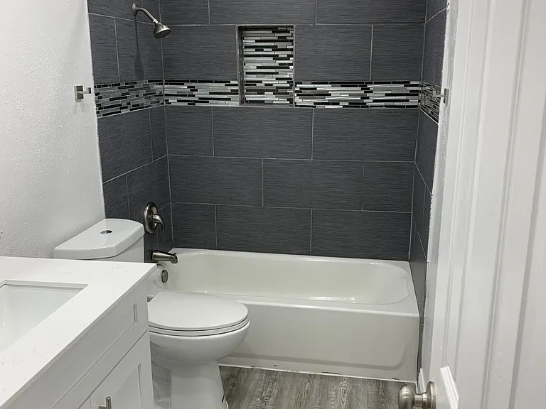 Oak Manor Apartments — Photo 24
