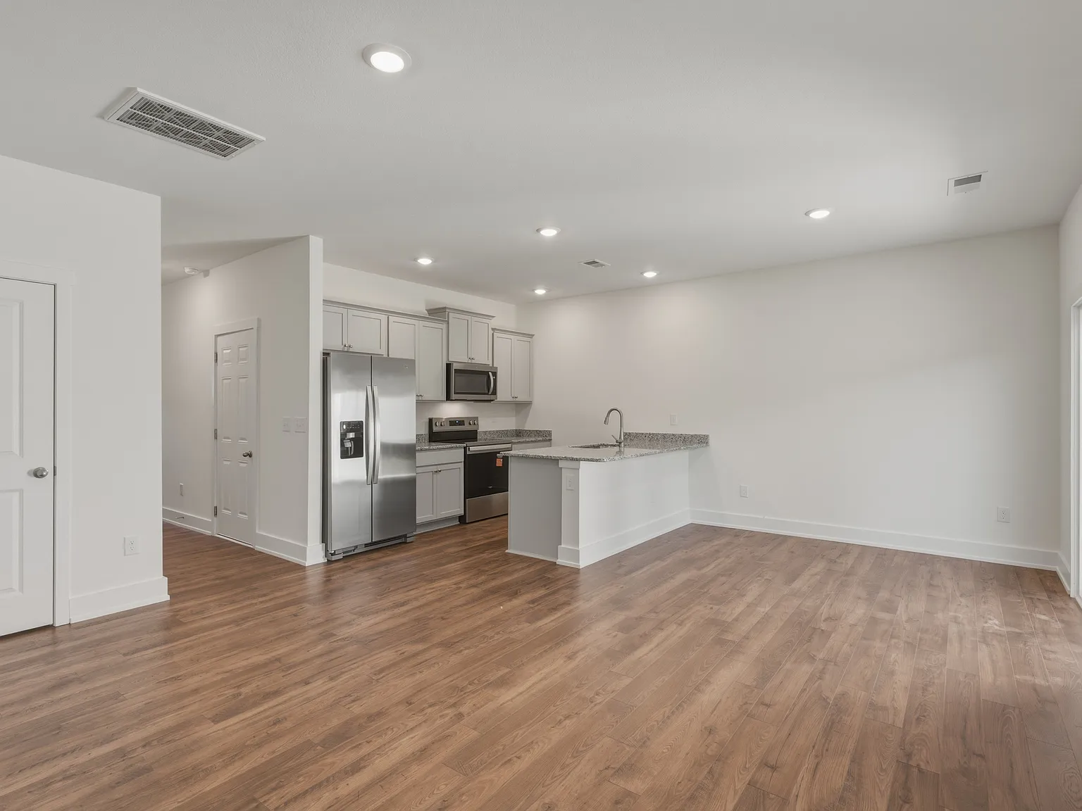 3 bed, 2.5 bath, 1381 sqft, $2,100 — Photo 2