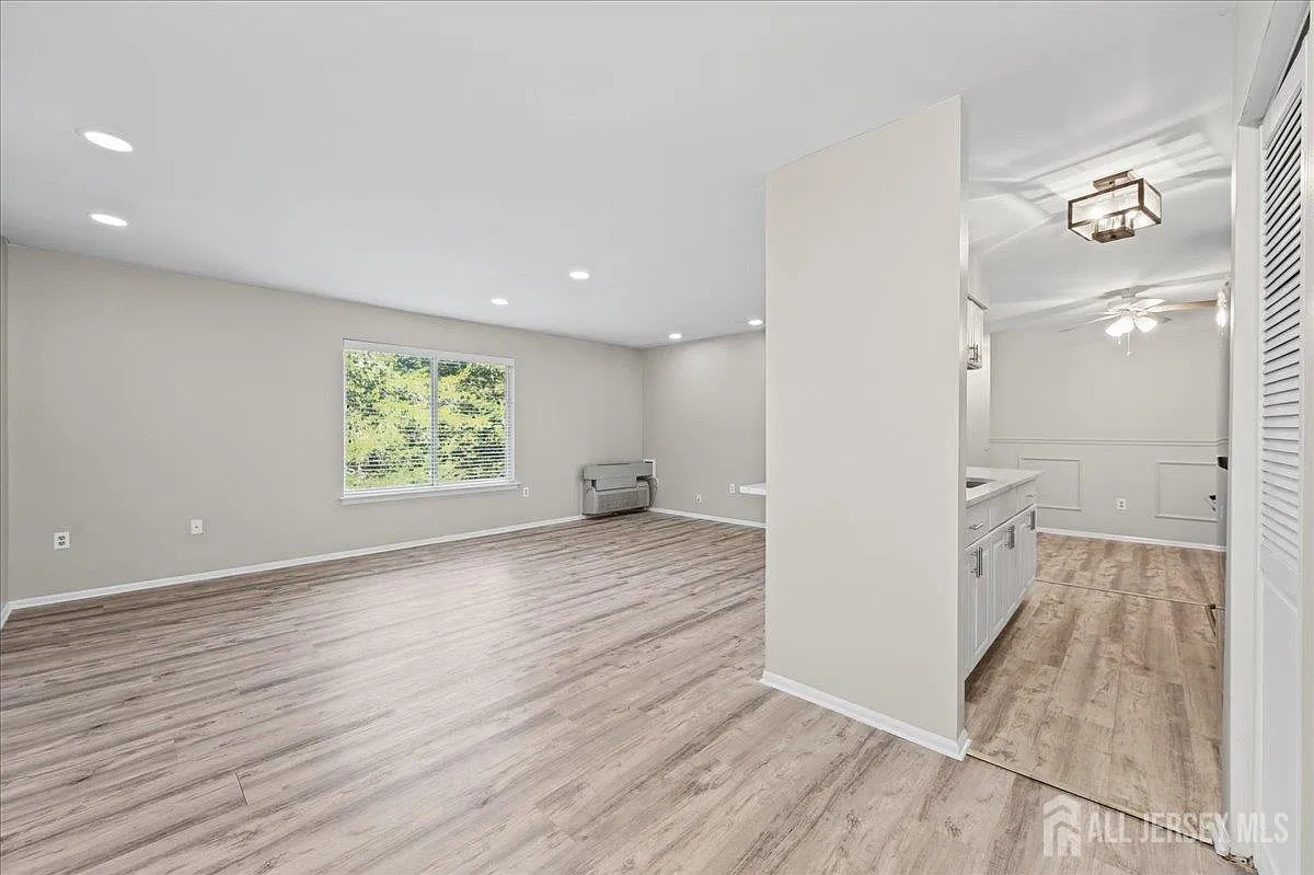 2 bed, 1.0 bath, $2,200 — Photo 2