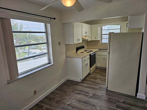 3rd image of 2105 Miami Rd #4