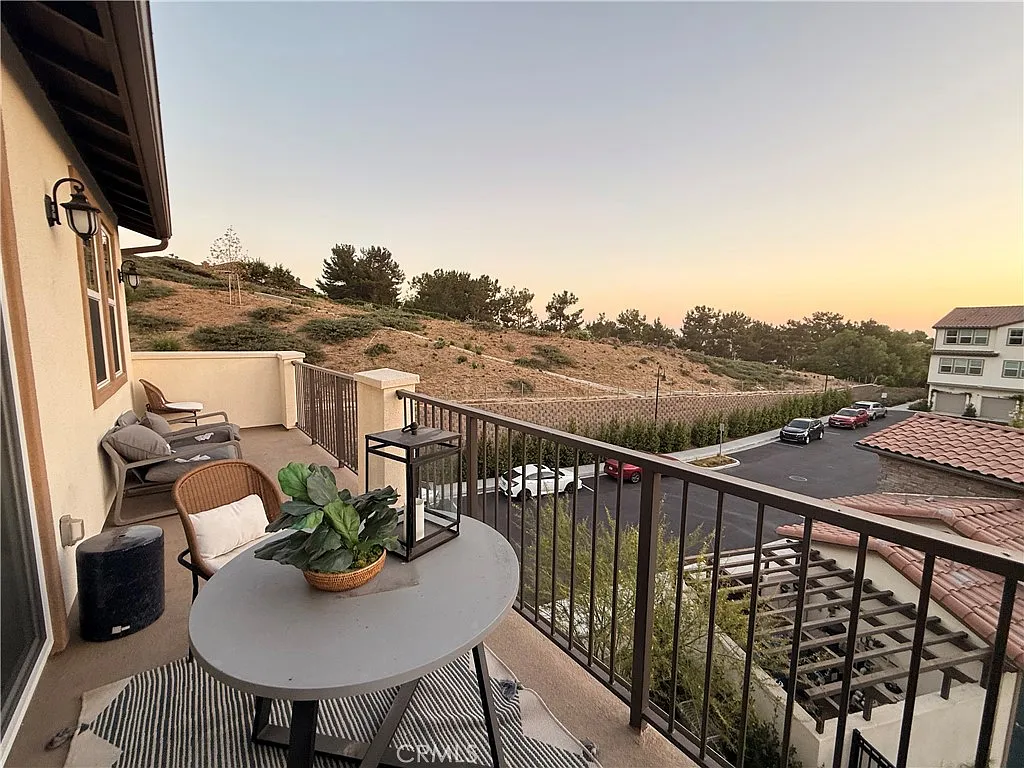 3 bed, 3.0 bath, 1583 sqft, $4,200 — Photo 3