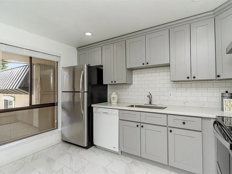 10211 NE 16th Pl #R8 — Photo 6