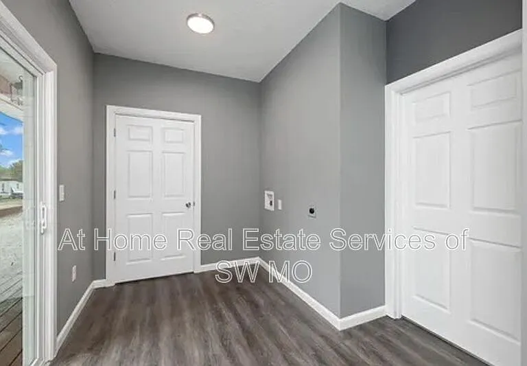 2437 N Lyon Ave — Photo 8