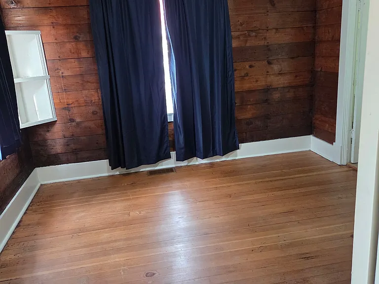 203 E Market Ave — Photo 11