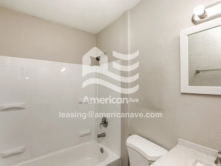 686839_014_wm_-_bathroom_13139016.jpg