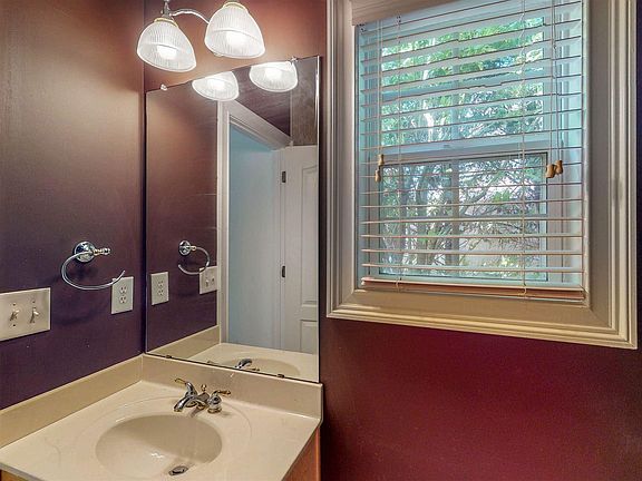 3rd image of 348 Broadmoor Way