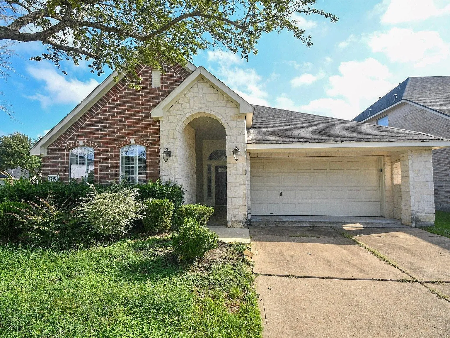 3 bed, 2.0 bath, 2256 sqft, $2,300 — Photo 1