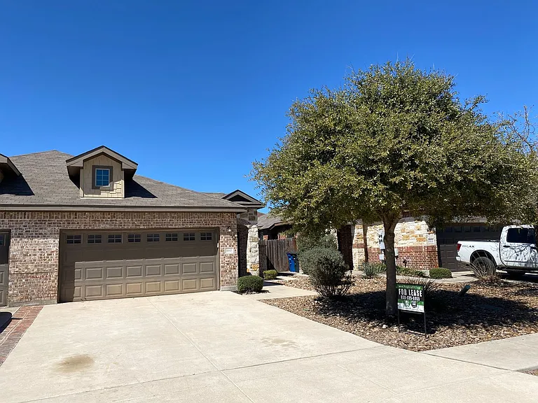 660 Creekside Cir — Photo 2