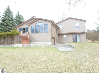 8519 Fairway Dr, Beulah, MI 49617