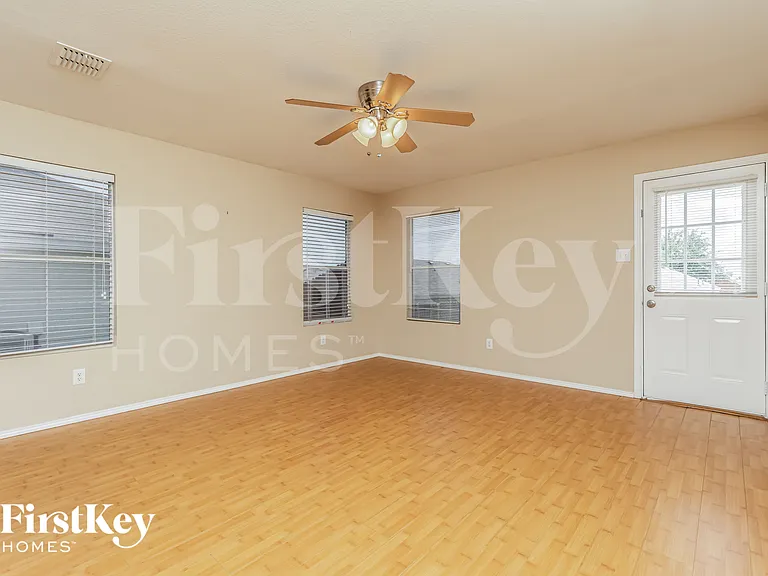 2015 Angel Way — Photo 3
