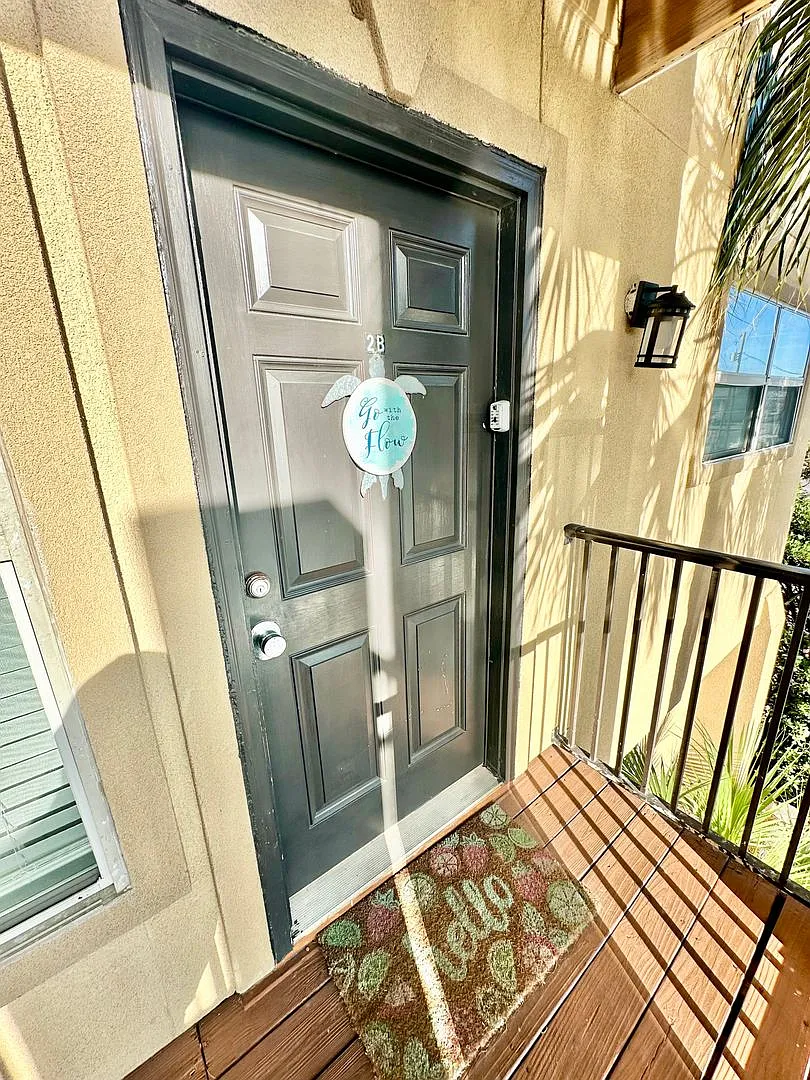 Furnished 2 bedroom condo 1 block from the beach w/ community pool! — Photo 3