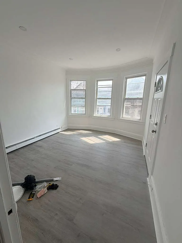 3 bed, 500 sqft, $1,300 — Photo 1