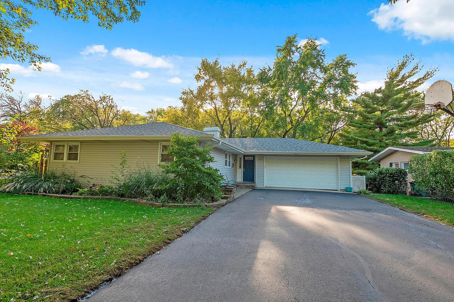 919 Valley Ln photo 1