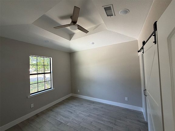 4th image of 3025 Red Oak Dr