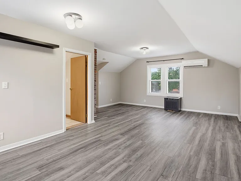 2823 Queen St — Photo 19