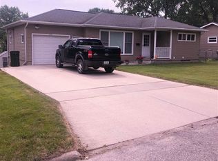 2523 W 8th St, Waterloo, IA 50702