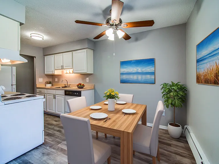 Hillcrest Club Apartments — Photo 8