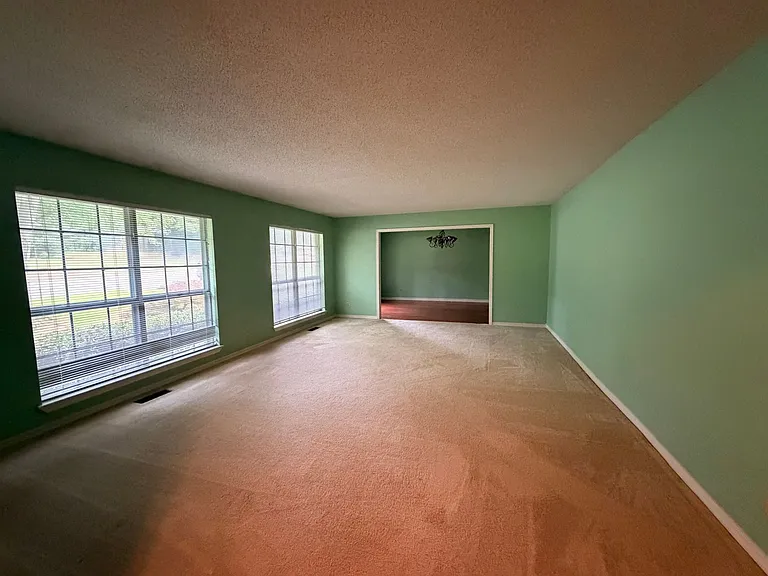 319 Tanglewood Dr — Photo 3