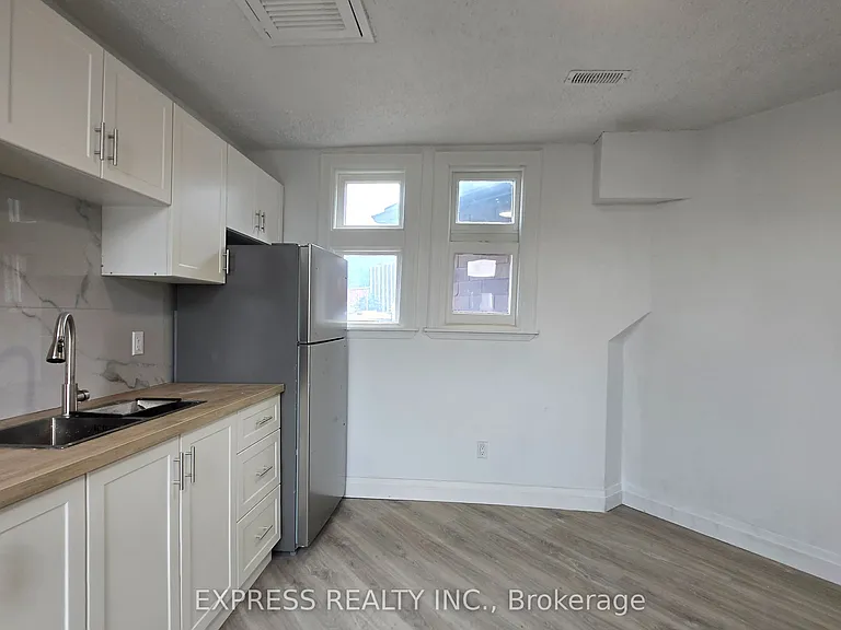252 James St S #301 — Photo 13