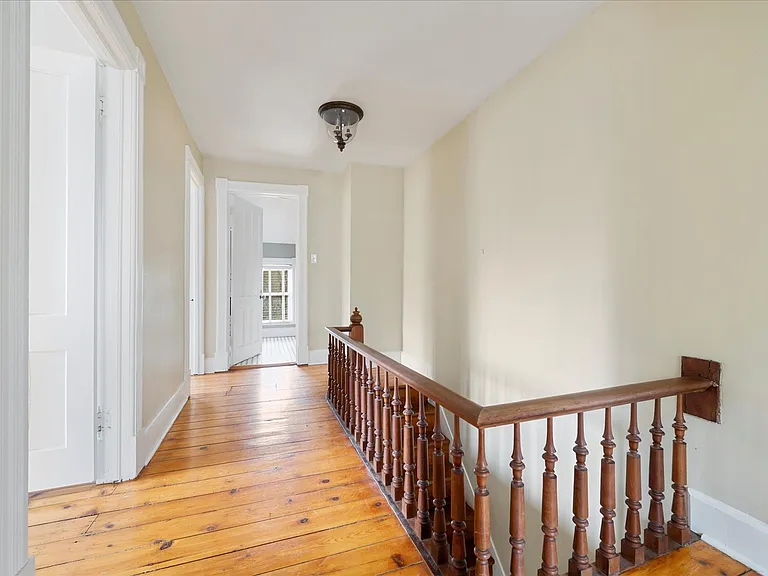 139 College St — Photo 45