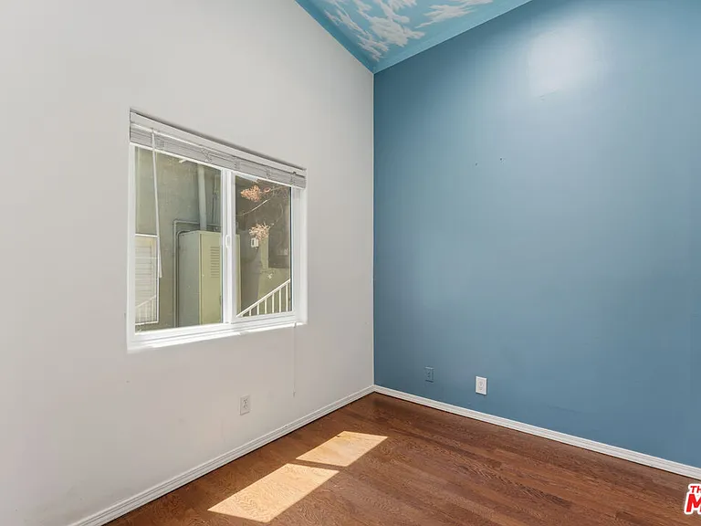 422 James St — Photo 7
